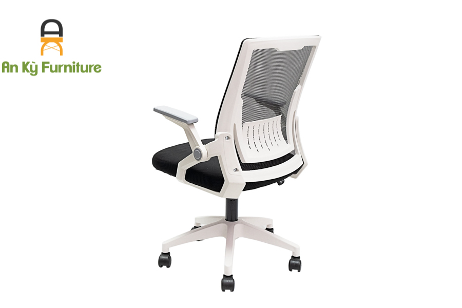 Với ghế xoay văn phòng chân khung trắng, bạn sẽ được trải nghiệm cảm giác thoải mái và thư giãn khi làm việc. Với thiết kế hiện đại, chân khung trắng kết hợp với đệm ngồi êm ái, giúp bạn tập trung hơn và hoàn thành công việc một cách dễ dàng hơn. Hãy tưởng tượng mình ngồi trên chiếc ghế ấm áp này, và tận hưởng cảm giác thư giãn mỗi khi làm việc.